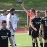 Ein Spieler vom MSV Dortmund bekommt eine gelbe Karte.
