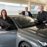 In der oberen Etage des Opel-Hauses Jonas am Massener Hellweg steht jetzt auch ein erster Peugeot 308. An dem mittelgrau lackierten Kompaktfahrzeug steht Verkäufer Markus Dreihaus zusammen mit Linda, Kai und Wilhelm Jonas.
