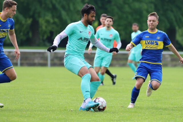 Breno Ferreira Guimaraes führt einen Ball am Fuß.