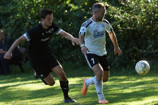 Ein Spieler vom SV Alstedde spielt den Ball und wird durch einen Spieler von Westfalia Wethmar verfolgt.