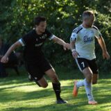 Ein Spieler vom SV Alstedde spielt den Ball und wird durch einen Spieler von Westfalia Wethmar verfolgt.