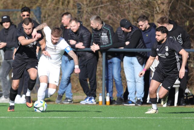 Spieler im Zweikampf.