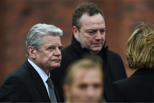 Bundespräsident Joachim Gauck (l.) und der Bürgermeister von Haltern, Bodo Klimpel (r., CDU), bei der Trauerfeier in Haltern. Gauck wird auch an der Feier in Köln teilnehmen.