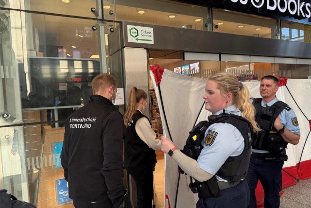 Bundespolizisten öffnen den Sichtschutz am VRR-Ticketshop im Hauptbahnhof Dortmund. Hier ist ein Mann durch einen Messerangriff lebensgefährlich verletzt worden.