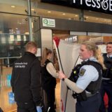 Bundespolizisten öffnen den Sichtschutz am VRR-Ticketshop im Hauptbahnhof Dortmund. Hier ist ein Mann durch einen Messerangriff lebensgefährlich verletzt worden.