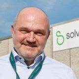 Solventum-Geschäftsführer Jörg Karthaus vor dem Werk in Kamen.