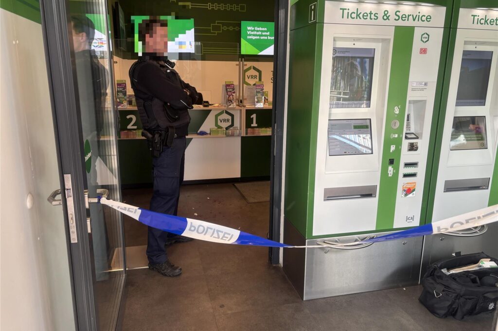 Im Hauptbahnhof waren am Donnerstagmittag noch Blutspuren auf dem Boden vor den Ticketschaltern zu sehen. Im Hauptbahnhof waren am Donnerstagmittag noch Blutspuren auf dem Boden vor den Ticketschaltern zu sehen.