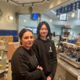 Roberta (l.) und I-Chu stehen hinter dem Tresen der Kaffeebar „Haferkater“ im Dortmunder Hauptbahnhof. Sie berichten davon, dass sie regelmäßig Aggressionen in ihrem Arbeitsalltag erleben.