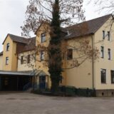 Auf dem linken Foto: Jens Toschläger, technischer Beigerodneter der Stadt Bergkamen, schaut in die Kamera. Auf dem rechts Foto sieht man ein Bild der Freiherr-von-Ketteler-Schule in Bergkamen.