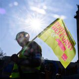 Beschäftigte aus Kliniken und dem Gesundheit- und Sozialwesen gehen bei einem Streik durch die Innenstadt.