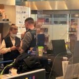 Mitarbeiter der Spurensicherung in dem Geschäft im Hauptbahnhof Dortmund, in dem ein 56 Jahre alter Mitarbeiter durch Messerstiche schwer verletzt wurde.