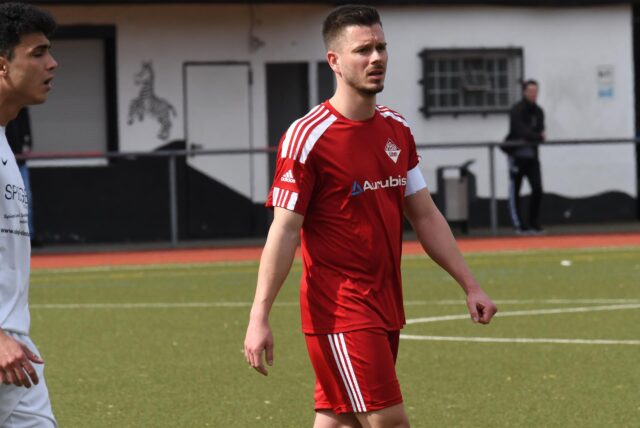 Lukas Kleine-Bernink vom VfB Lünen steht auf dem Fußballfeld.