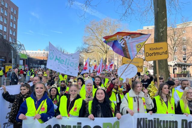 Gut 900 Menschen sind dem Streikaufruf von Verdi ab dem Klinikum Dortmund gefolgt.