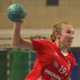 Carla Verhasselt vom Lüner SV Handball wirft aufs Tor.
