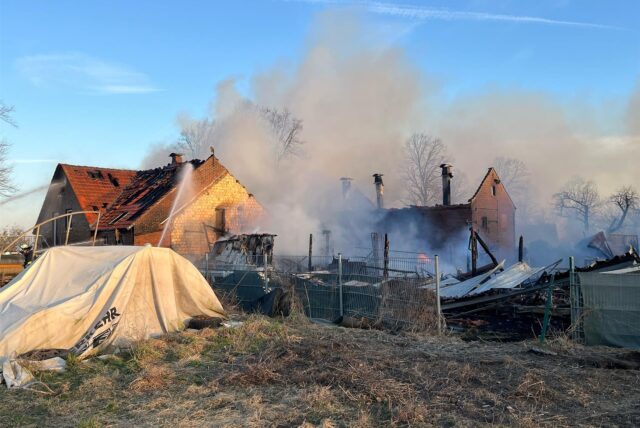 Bei einem Brand in Vinning im Osten von Unna ist ein Bauernhof bis auf die Grundmauern niedergebrannt.