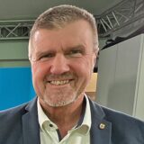 Montage aus dreckigem Plastikgeschirr (links) und Erstem Beigeordneten Bernd Kasischke rechts.