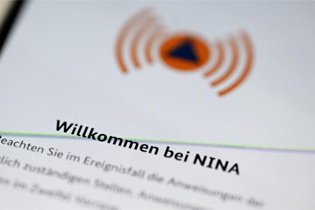 Die Warnapp NINA ist auf einem Handy geöffnet.