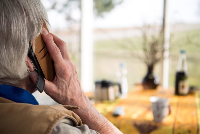 Eine ältere Person telefoniert mit einem Smartphone.