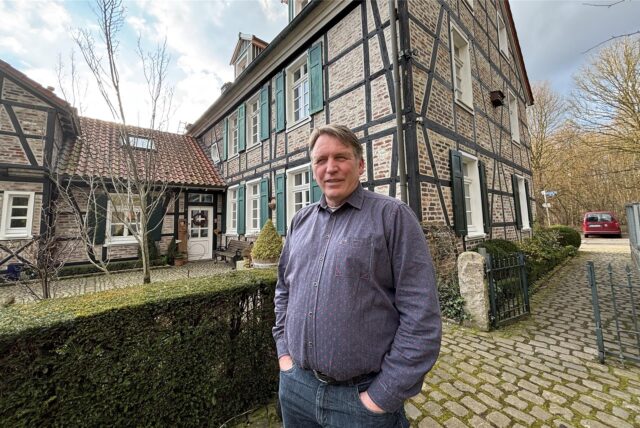 Dirk Lehmhaus vor seinem Haus, der alten landwirtschaftlichen Hofstelle in Schwieringhausen.