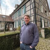 Dirk Lehmhaus vor seinem Haus, der alten landwirtschaftlichen Hofstelle in Schwieringhausen.