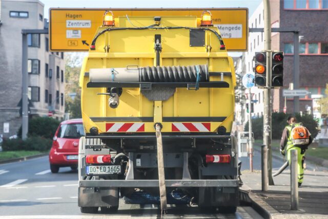 Ein Reinigungsfahrzeug der EDG fährt über eine Straße in Dortmund.