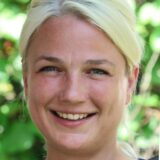Drei Frauen in einer Montage mit Schrägstrichen
