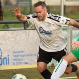 Julian Blume vom SV Afferde dribbelt an einem Gegenspieler von der SG Massen II vorbei.