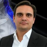 Professor Dominic Kudlacek ist in einer Montage neben einem blutverschmierten Messer in einem Beutel der Spurensicherung zu sehen.