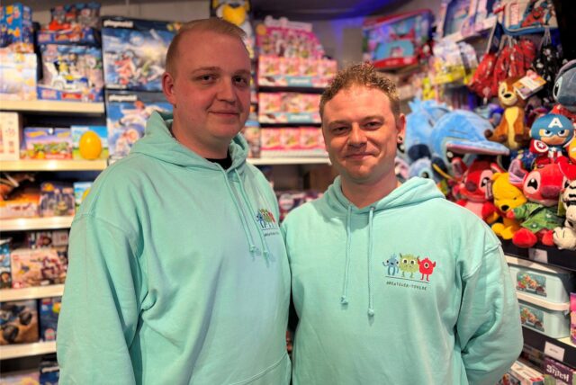 Damon und Christian Helbrich vor Regalen mit Spielwaren.