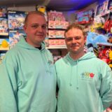 Damon und Christian Helbrich vor Regalen mit Spielwaren.