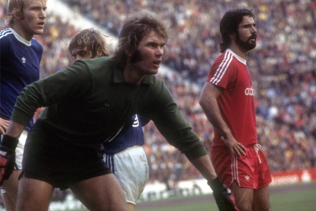 Gerd Müller (FC Bayern München) gegen Torwart Norbert Nigbur und Rolf Rüssmann (beide FC Schalke 04)