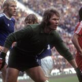 Gerd Müller (FC Bayern München) gegen Torwart Norbert Nigbur und Rolf Rüssmann (beide FC Schalke 04)