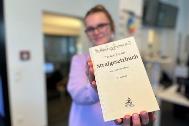 Eine Frau hält ein Stargesetzbuch in der Redaktion des Hellweger Anzeigers in Unna.
