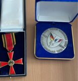 In der Wohnung des Angeklagten fand die Polizei sogar ein gestohlenes Bundesverdienstkreuz.