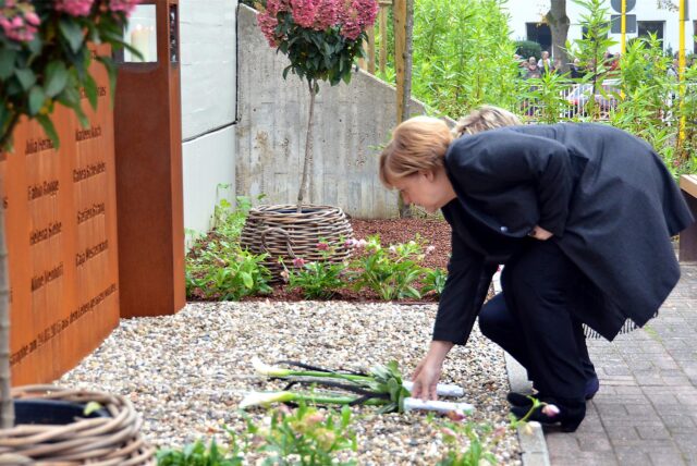 Angela Merkel legt Blumen an der Gedenkstätte des Joseph-König-Gymnasiums in Haltern für die Opfer des Germanwings-Absturzes nieder.