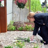 Angela Merkel legt Blumen an der Gedenkstätte des Joseph-König-Gymnasiums in Haltern für die Opfer des Germanwings-Absturzes nieder.