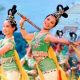 Frauen tanzen auf einer Bühne in einer Aufführung des Stückes „Shen Yun“.