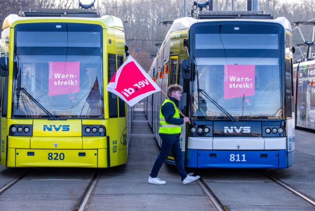 Mitarbeiter des Nahverkehr Schwerin treffen sich zu einem Warnstreik der Gewerkschaft Verdi im Straßenbahndepot. Bald auch in NRW: Verdi ruft zum landesweiten Streik auf.