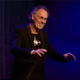 Der TV-Moderator Hugo Egon Balder auf der Bühne.