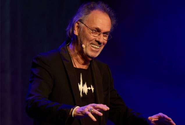 Der TV-Moderator Hugo Egon Balder auf der Bühne.