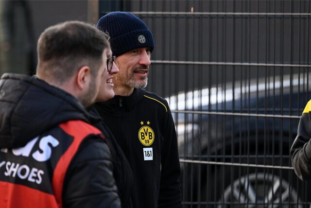 Niko Kovac macht ein Foto mit einem Fan.