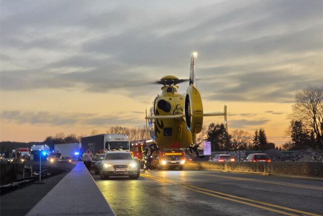 Rettungshubschrauber Christoph 8 landet auf der A1 bei Schwerte.