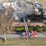 Rund zehn Stunden nach Ausbruch des Feuers liefen am Freitag (7.3.) immer noch Löscharbeiten an der Hofstelle in Vinning.