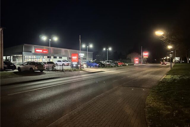 Die Landwehrstraße auf Höhe des Penny-Marktes in Bergkamen am Freitagabend, 7. März.