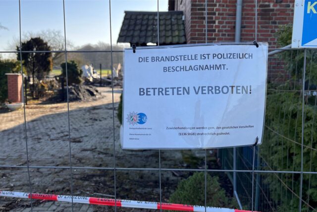 „Betreten verboten!“ steht auf einem Schild an einem Bauzaun, der eine Hofstelle in Unna abriegelt.