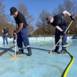 Bei der Beckenreinigung im Freibad Dellwig halfen auch viele Mitglieder der Jugendfeuerwehr mit.