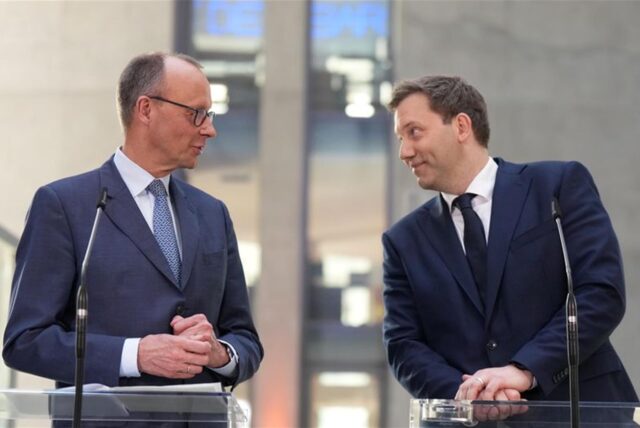 Friedrich Merz (l), Unions-Kanzlerkandidat und CDU Bundesvorsitzender, Lars Klingbeil, SPD-Bundesvorsitzender nimmt an einer Pressekonferenz nach den Sondierungsgesprächen von Union und SPD im Bundestag teil.