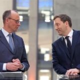 Friedrich Merz (l), Unions-Kanzlerkandidat und CDU Bundesvorsitzender, Lars Klingbeil, SPD-Bundesvorsitzender nimmt an einer Pressekonferenz nach den Sondierungsgesprächen von Union und SPD im Bundestag teil.