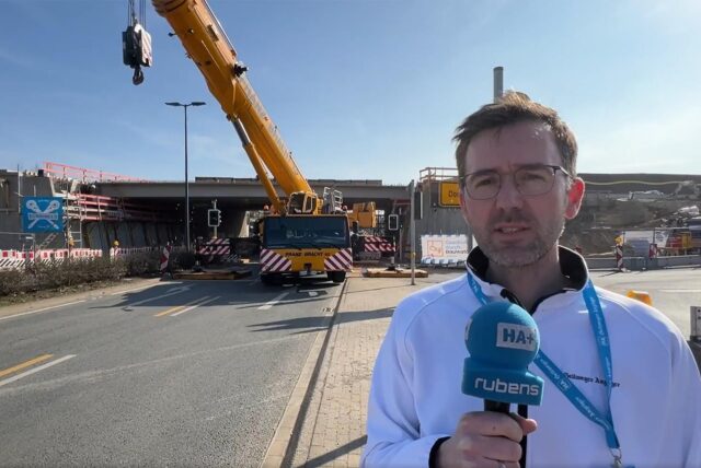 HA-Reporter Thomas Raulf berichtet von der Brückenbaustelle in Holzwickede. Im Hintergrund: die gesperrte Nordstraße.