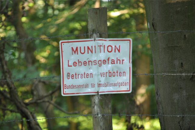 Schilder warnen am Zaun zum Muna-Gelände vor Munition im Boden. Wer sich trotzdem Zutritt verschafft, begibt sich in Lebensgefahr.